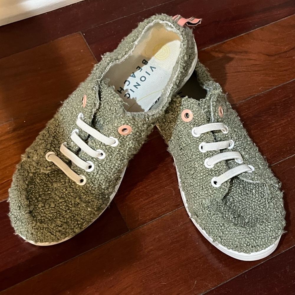 Vionic Beach Green Textured Sneakers